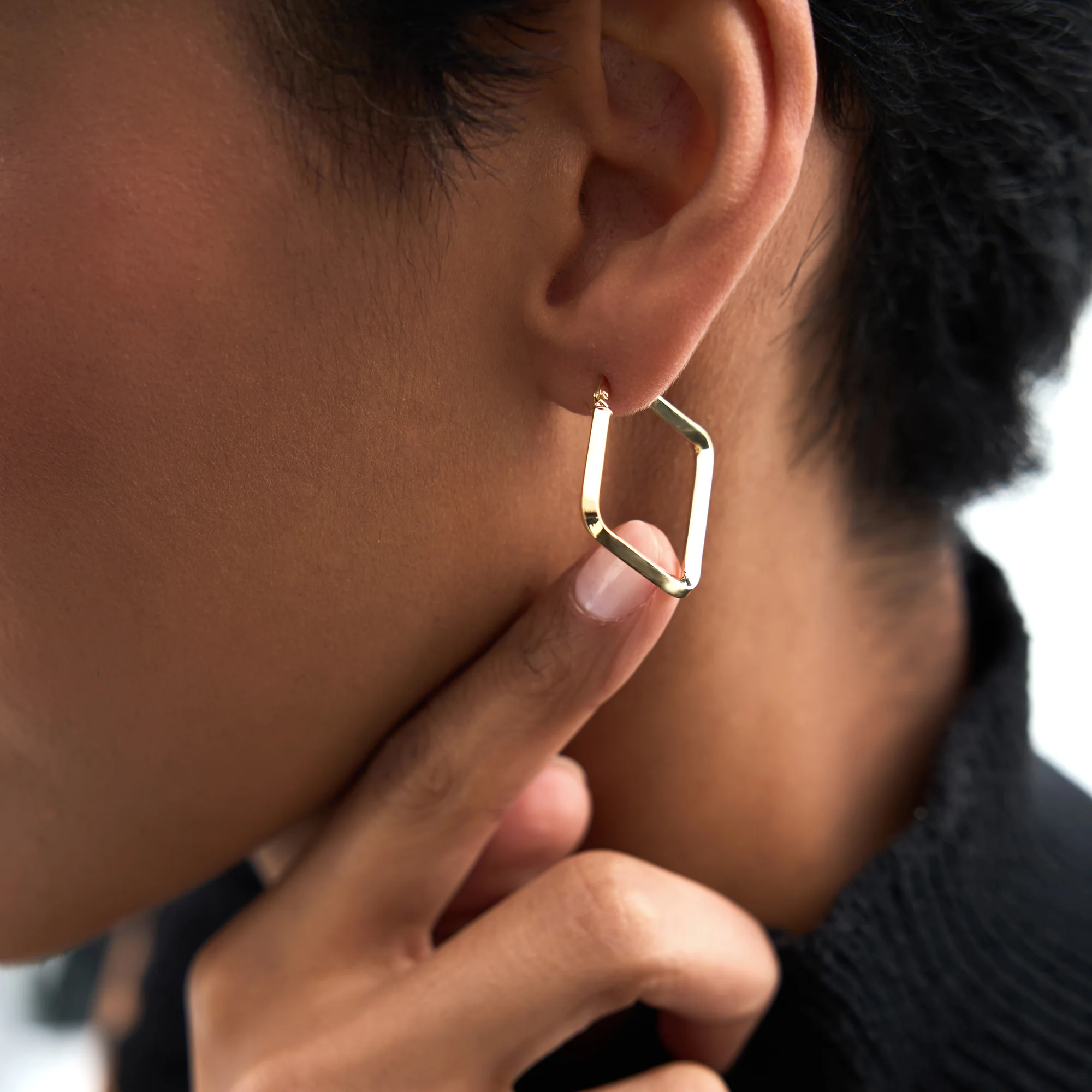 14K Gold Geometric Shaped  Square Hoop Earrings - Image 6