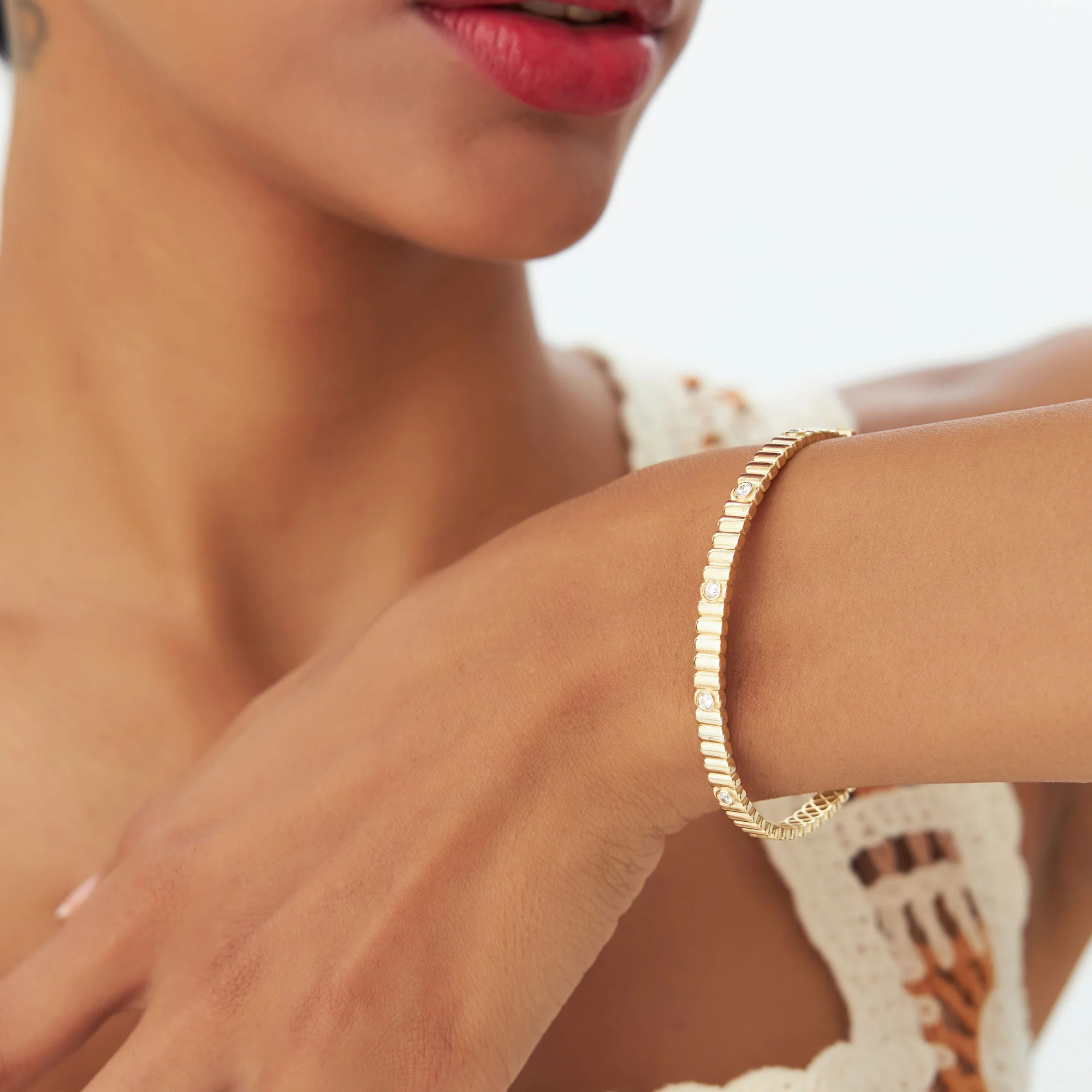 14k Gold Ribbed Diamond Bangle Bracelet - Image 3