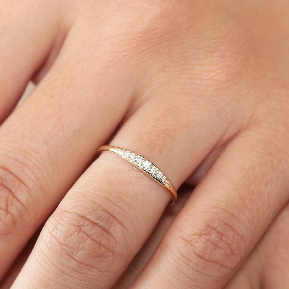 14k Graduating Diamond Wedding Band - Image 2
