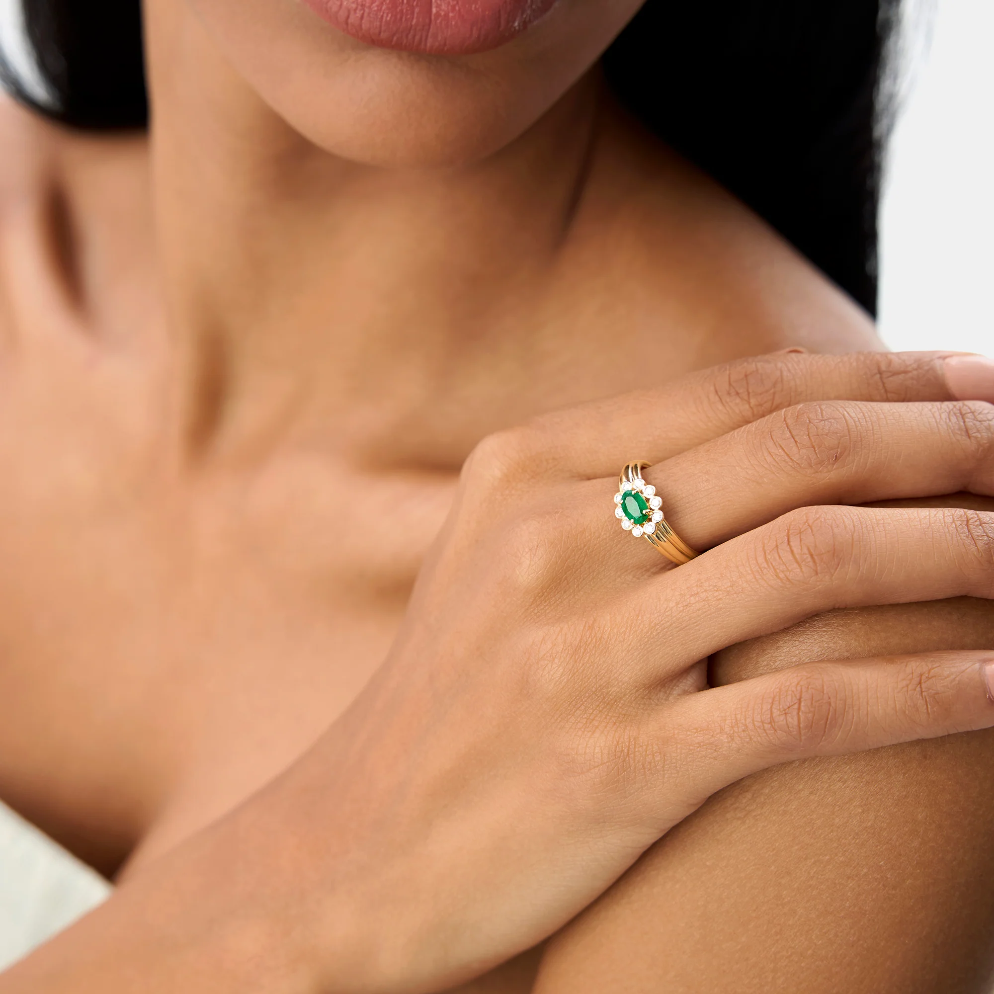 14k Oval Shaped Emerald with Bezel Hale Setting Ring - Image 5