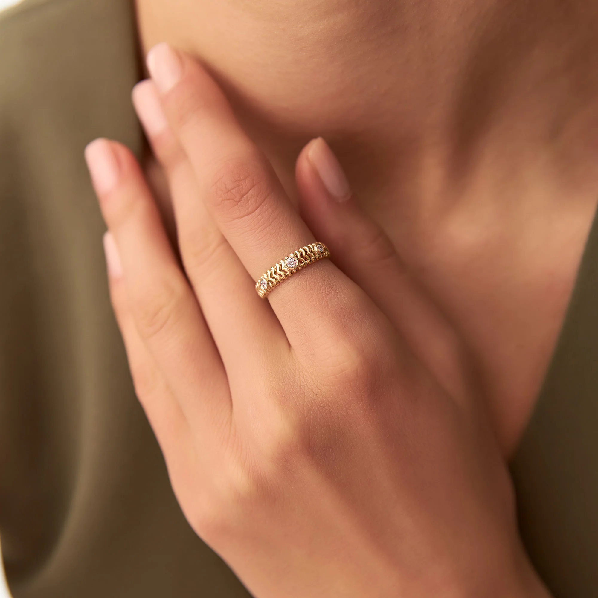 14k Unique Ribbed Three Stone Diamond Ring - Image 5